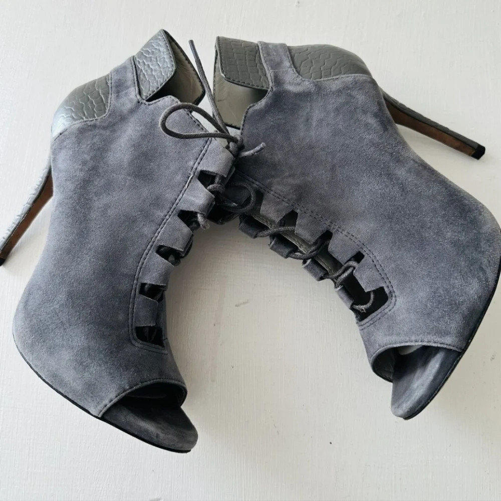 Pour La Victoire Vione Suede Lace Front Cage Embossed Grey Heeled Booties Size 8